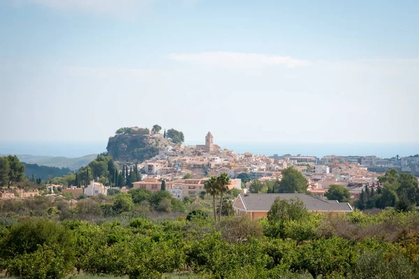 Vista da pequena aldeia e castelo. Espanha  . — Fotografia de Stock