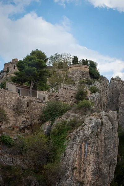 Vista de la pequeña aldea y el castillo. España  . — Foto de Stock