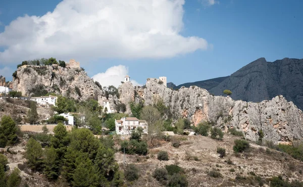 Vista da pequena aldeia e castelo. Espanha  . — Fotografia de Stock