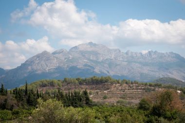 Alicante alan bunun büyük bir ocağı ile mermer Dağları; İspanya