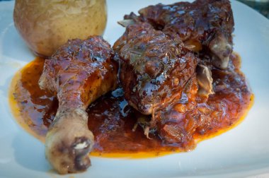 Kızarmış ördek elma ve sos ile .