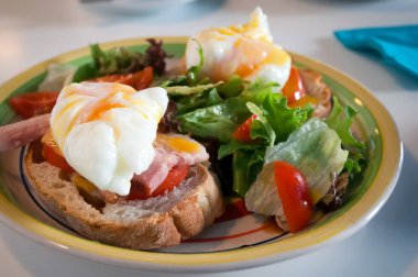 Odaya Servis Kahvaltı Yumurta Benedict, kızarmış jambon, haşlanmış yumurta ile.