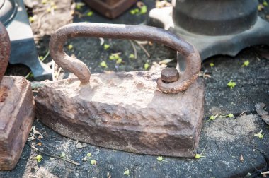 Eski bir bina dışında bir açık dekorasyon öğesi olarak eski demir .