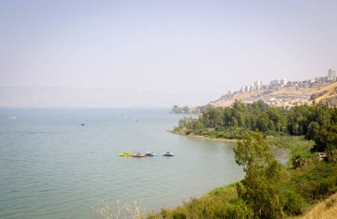Tiberias ve Taberiye Gölü-İsrail gölde Kinneret panoramik manzarasının .