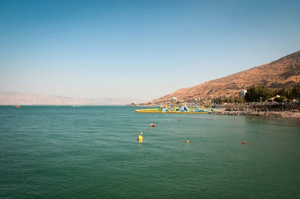 Jezero z Galilejského jezera a pláže. Izrael . — Stock fotografie