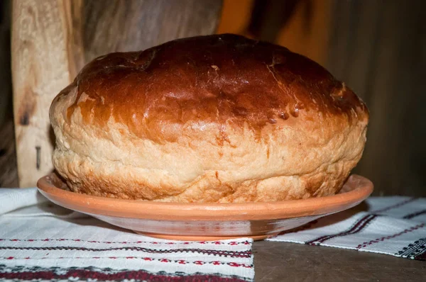 Pão caseiro em um fundo de toalha bordada . — Fotografia de Stock