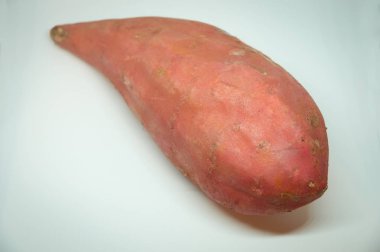 Beyaz arka planda tatlı patates .