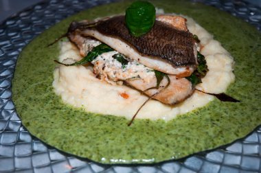 Çipura Fileto ıspanaklı bir plaka üzerinde .