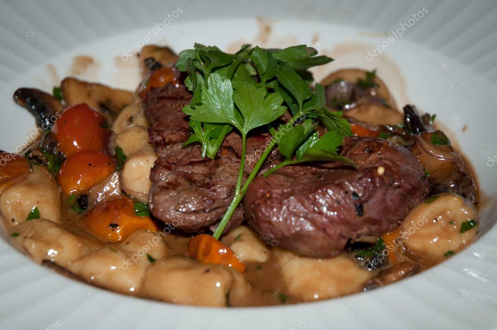 Gnocchi mit Rindfleisch und Gemüse. — Stockfoto © LarisaP #167187124