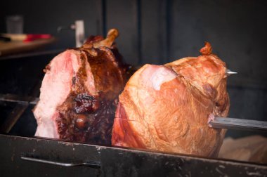 Bir açık ateş üzerinde ızgara domuz eti .