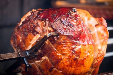 Bir açık ateş üzerinde ızgara domuz eti .