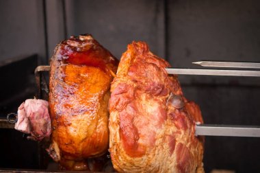 Bir açık ateş üzerinde ızgara domuz eti .