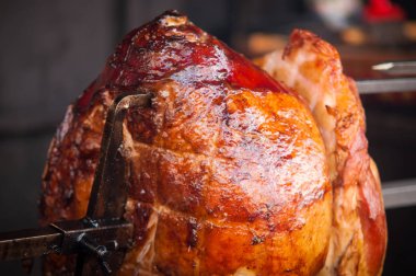 Bir açık ateş üzerinde ızgara domuz eti .