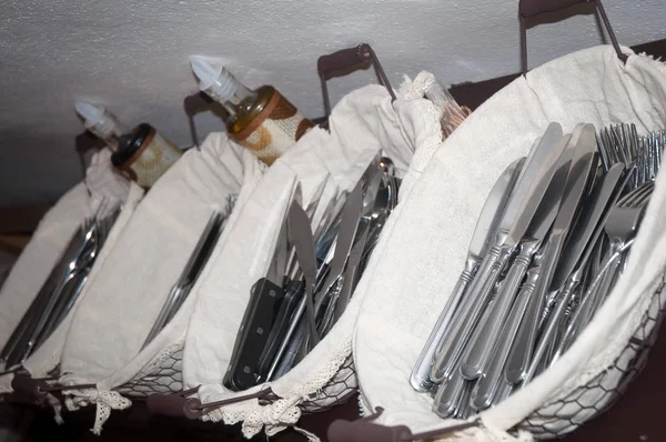 Корзины со столовыми приборами - вилки и ножи  . — стоковое фото