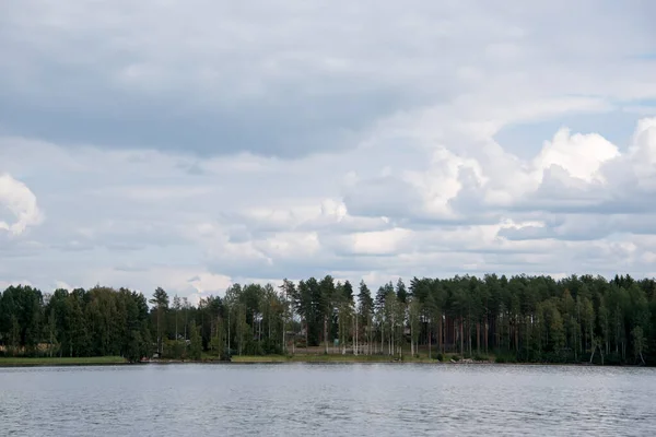 水に雲の反射とハランラティ湖の夏の景色 . — ストック写真