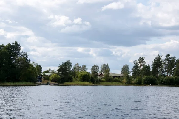Lago Hallanlahti vista de verano con reflejo de nubes en el agua  . —  Fotos de Stock