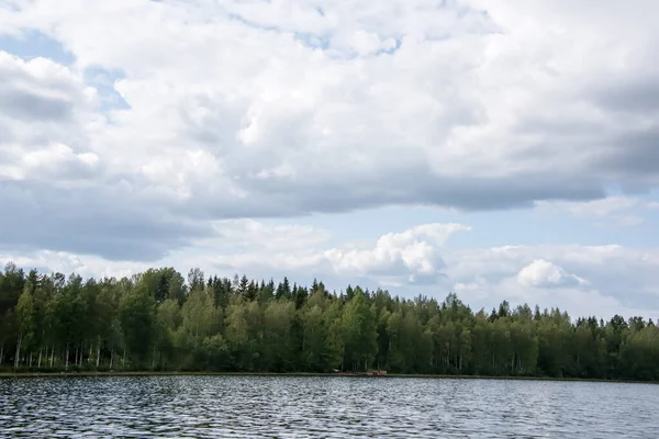 青い空に雲と湖Hallanlahtiの夏の景色 . — ストック写真