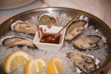 Limonlu taze istiridye..