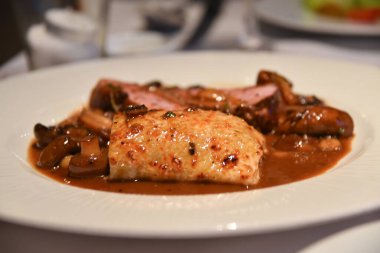 Mantar ve ördek göğsü filetosu ile servis edilen bir tabak ördek pirzolası..