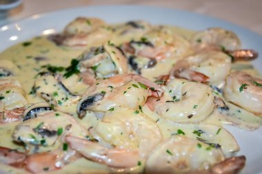 Sarımsak soslu kızarmış karides..