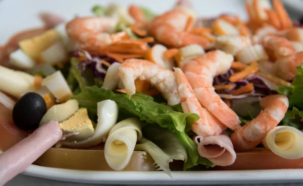 Salada fresca com camarão, repolho vermelho e cenoura  . — Fotografia de Stock