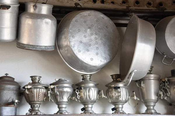 Коллекция старинной алюминиевой посуды  . — стоковое фото