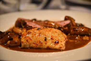 Mantar ve ördek göğsü filetosu ile servis edilen bir tabak ördek pirzolası..