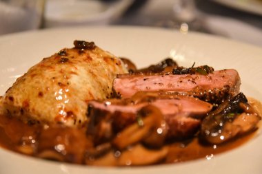 Mantar ve ördek göğsü filetosu ile servis edilen bir tabak ördek pirzolası..