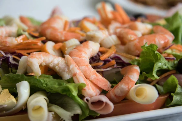 Salada fresca com camarão, repolho vermelho e cenoura  . — Fotografia de Stock