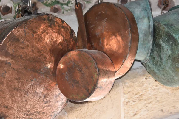 Una colección de utensilios de arcilla y cobre  . — Foto de Stock