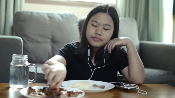 Azjatyckie dziewczyny w domu jeść smażonego kurczaka — Wideo stockowe