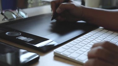 Tasarımcı grafik tablet ile çalışma, tablet bilgisayar, tonda, mavi Soft için çizim çalışma bir adam elinde atış (Hd, yüksek çözünürlüklü 1080 p odak)