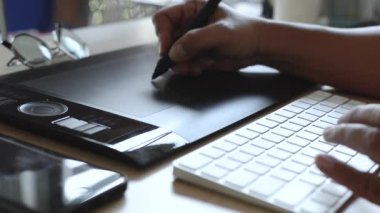 Tasarımcı grafik tablet ile çalışma, tablet bilgisayar, tonda, mavi Soft için çizim çalışma bir adam elinde atış (Hd, yüksek çözünürlüklü 1080 p odak)