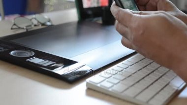 Tasarımcı grafik tablet ile çalışma, tablet bilgisayar, tonda, mavi Soft için çizim çalışma bir adam elinde atış (Hd, yüksek çözünürlüklü 1080 p odak)