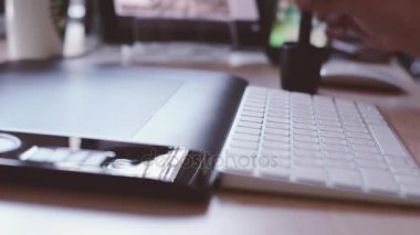 Tasarımcı grafik tablet ile çalışma, tablet bilgisayar, tonda, mavi Soft için çizim çalışma bir adam elinde atış (Hd, yüksek çözünürlüklü 1080 p odak)