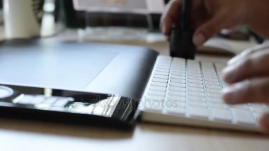 Tasarımcı grafik tablet ile çalışma, tablet bilgisayar, tonda, mavi Soft için çizim çalışma bir adam elinde atış (Hd, yüksek çözünürlüklü 1080 p odak)