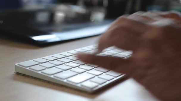 Mani dell'uomo digitando su una tastiera del computer, tastiera bianca del computer portatile, 1920x1080, 1080p, formato hd — Video Stock