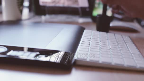 Perancang yang bekerja dengan tablet grafis, tangan seorang pria yang bekerja dengan menggambar tablet untuk komputer, Blue toned, Soft focus shot (HD, high definition 1080p ) — Stok Video