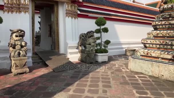 Wat pho in bangkok (Tempel des liegenden Buddha) .kippender Schuss, Thailand, 4k Filmmaterial — Stockvideo