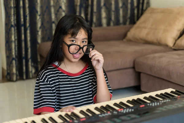 Portrait de la jeune fille stupide mignon faire des grimaces drôles, studdi — Photo