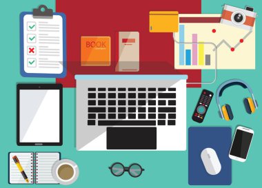 Konsept Coronavirus COVID-19. Şirket, çalışanların virüslerden kaçınmak için evden çalışmasına izin veriyor. Arka plandaki iş yerlerinin üst görüntüsü. Dizüstü bilgisayarı, defteri, kahvesi, pizzası olan düz bir çalışma alanı.