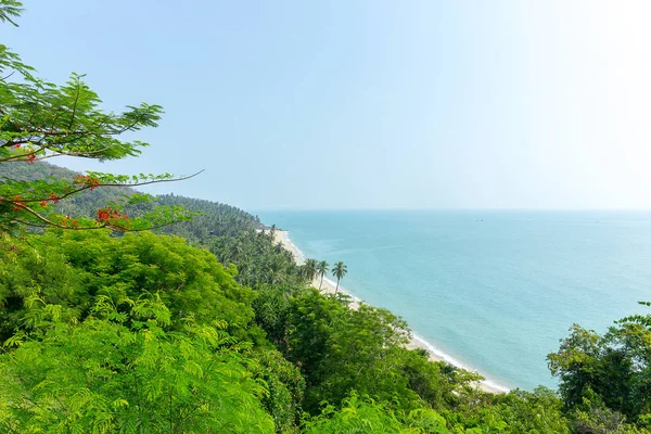 Vista al mar desde la cima de la colina — Foto de Stock