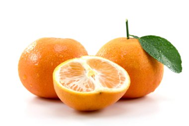 Beyaz arkaplanda portakal meyvesi izole 