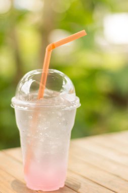 Buzlu Lychee/Lychee gazlı içecek nane ve soda ile