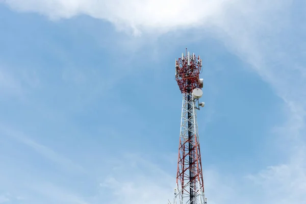 Antenas de TV mastro de telecomunicações tecnologia sem fio — Fotografia de Stock