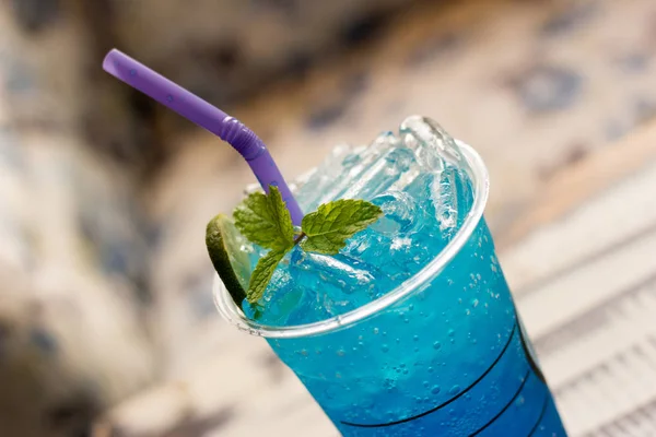 Blauwe Hawaiian kalk soda/Iced blue hawaii — Stockfoto