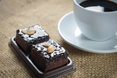 Kahve ve kek ile kahve çekirdekleri