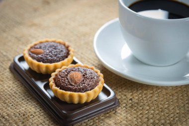 Kahve ve kek tart ile kahve çekirdekleri