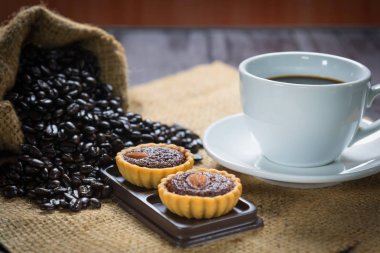 Kahve ve kek tart ile kahve çekirdekleri