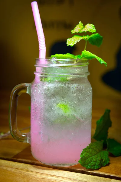 Iced Lychee/Litchi kolsyrad dryck med mynta och soda — Stockfoto